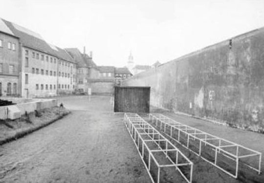 JHWTorgau_HofbereichJungenmitSturmbahn_DIZ_gr